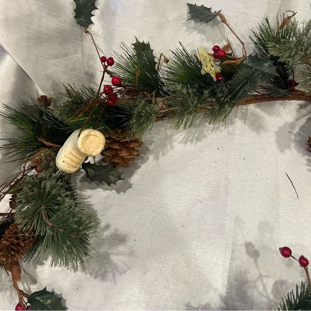 4’ Festive Holiday Garland with Red Berries and‎ Pinecones & ice skates